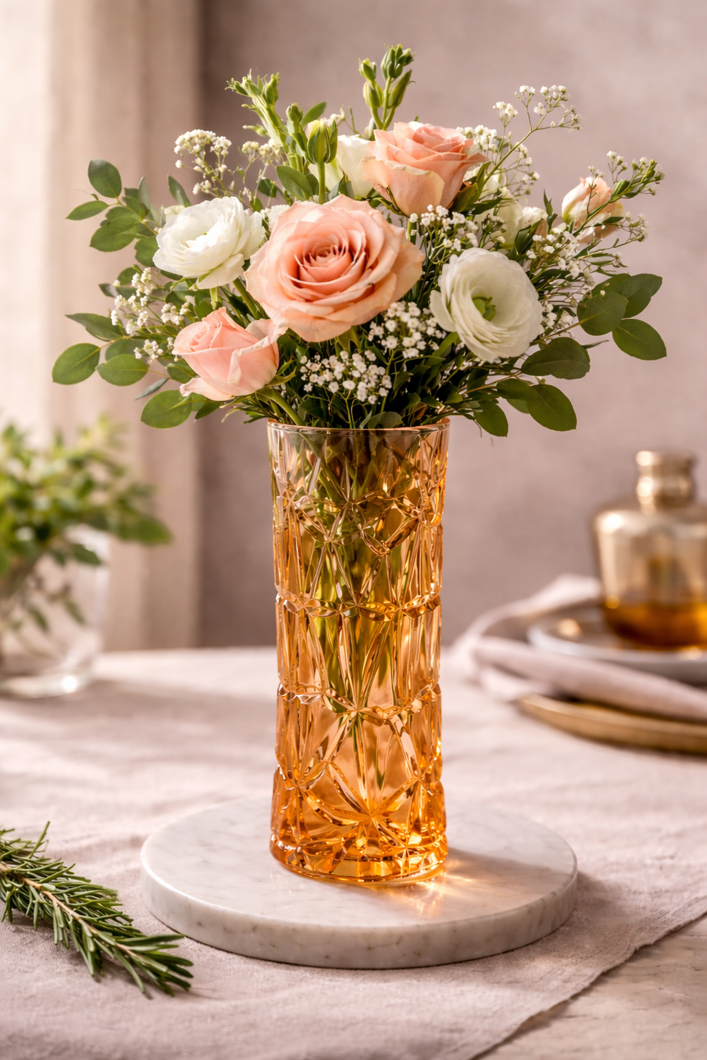 Vaso de cristal e flores delicadas
