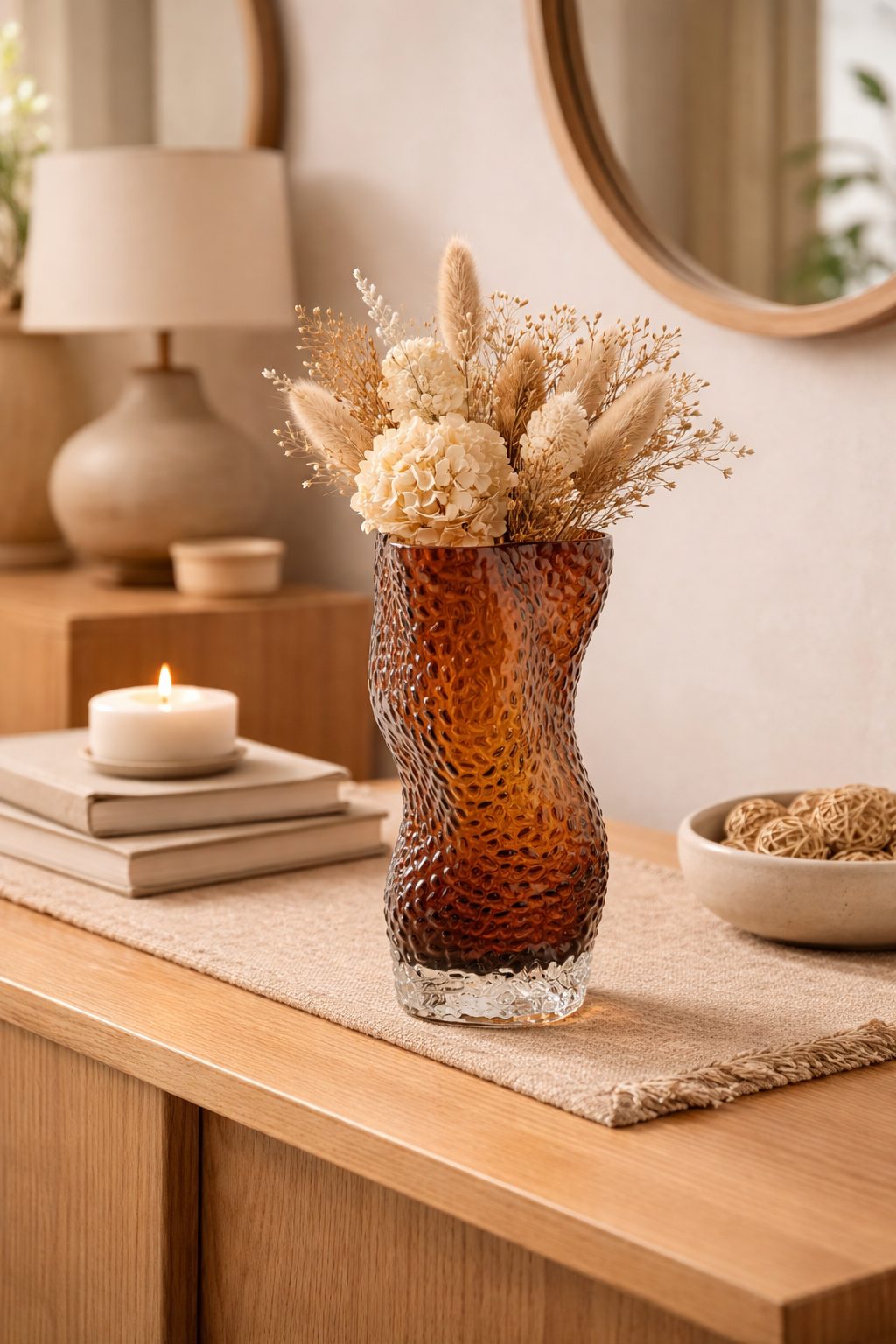 Vaso de vidro âmbar com flores secas (1)